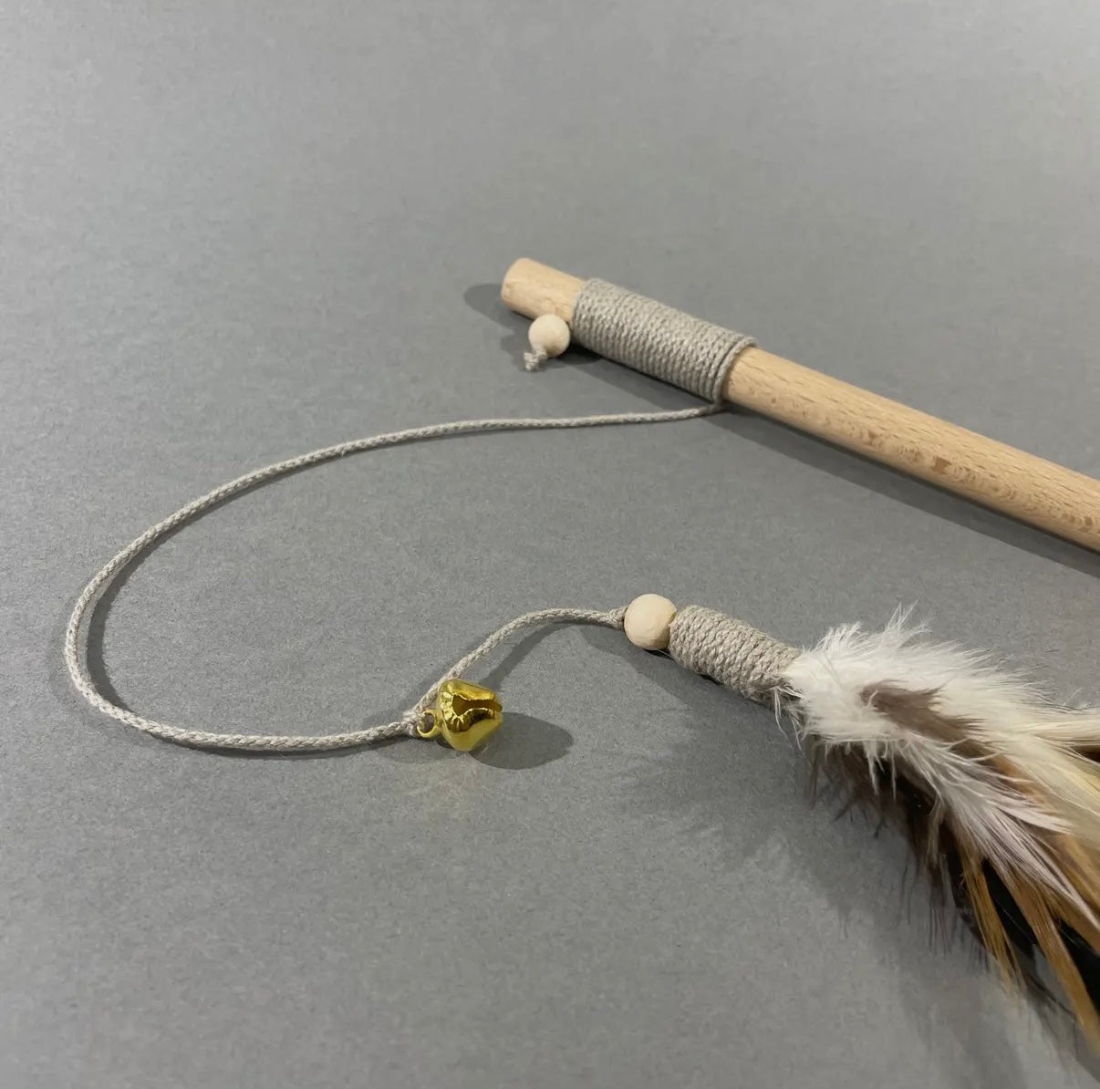 Natürliches Katzenspielzeug mit Federn&Glocke