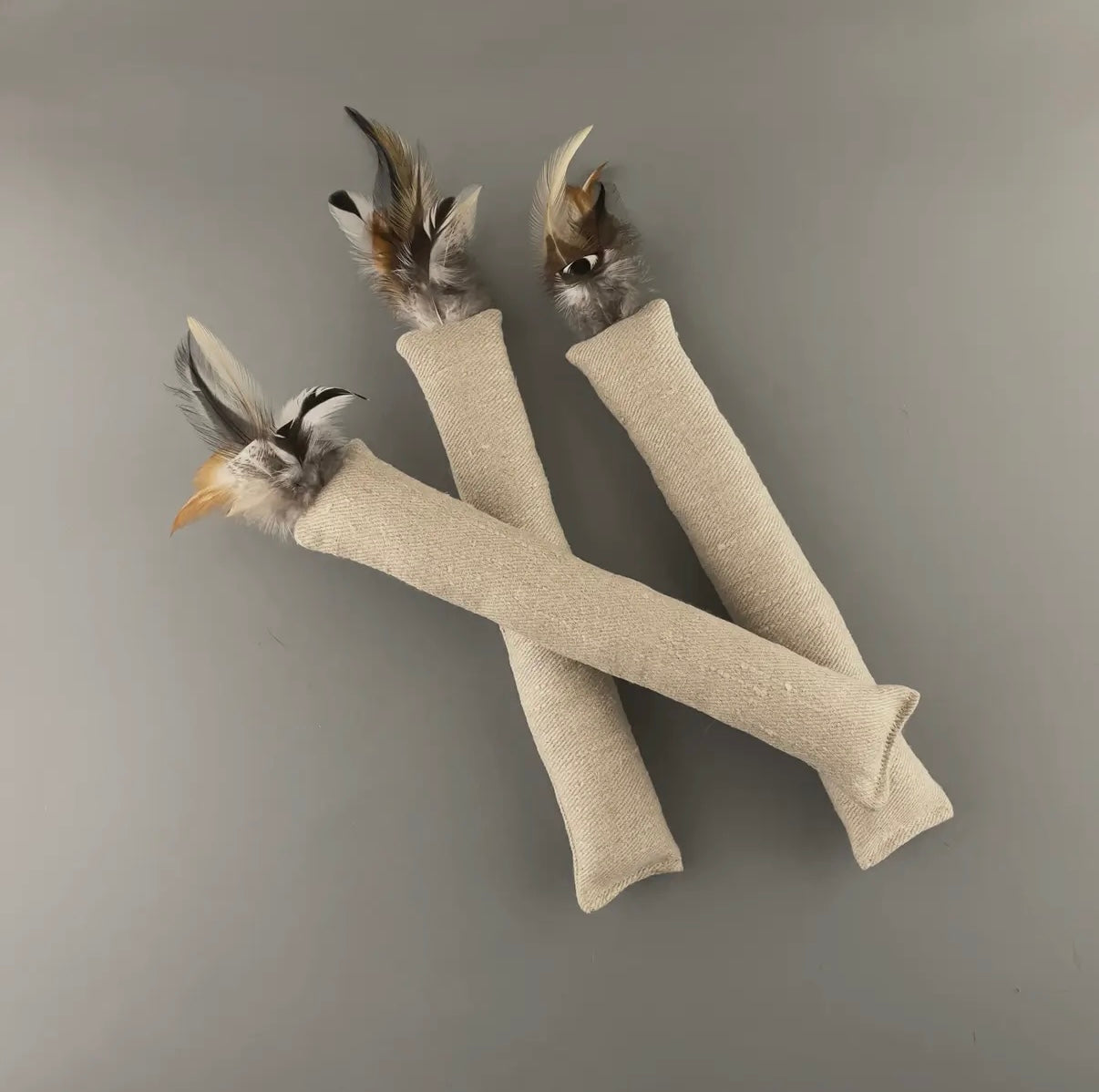 Katzenspielzeug aus Hanfstoff und Federn mit Katzenminze