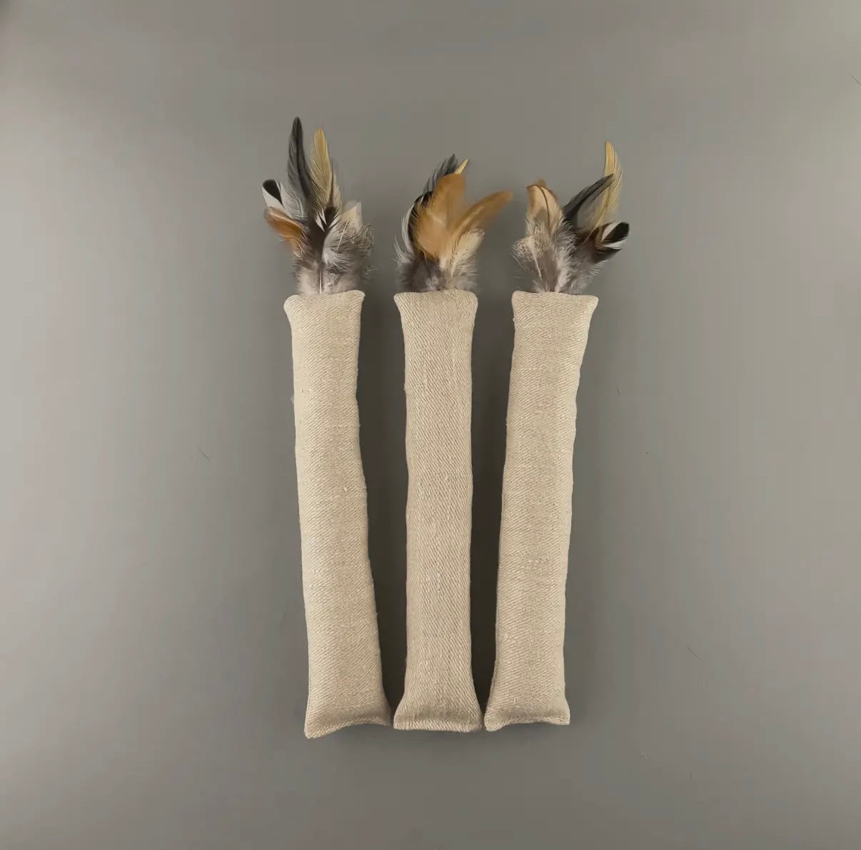 Katzenspielzeug aus Hanfstoff und Federn mit Katzenminze