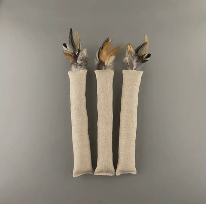 Katzenspielzeug aus Hanfstoff und Federn mit Katzenminze