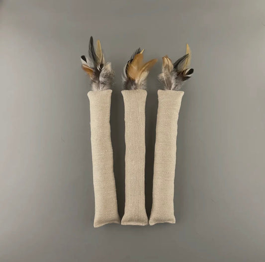 Katzenspielzeug aus Hanfstoff und Federn mit Katzenminze