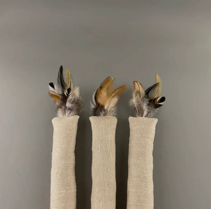 Katzenspielzeug aus Hanfstoff und Federn mit Katzenminze