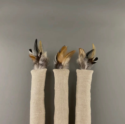 Katzenspielzeug aus Hanfstoff und Federn mit Katzenminze