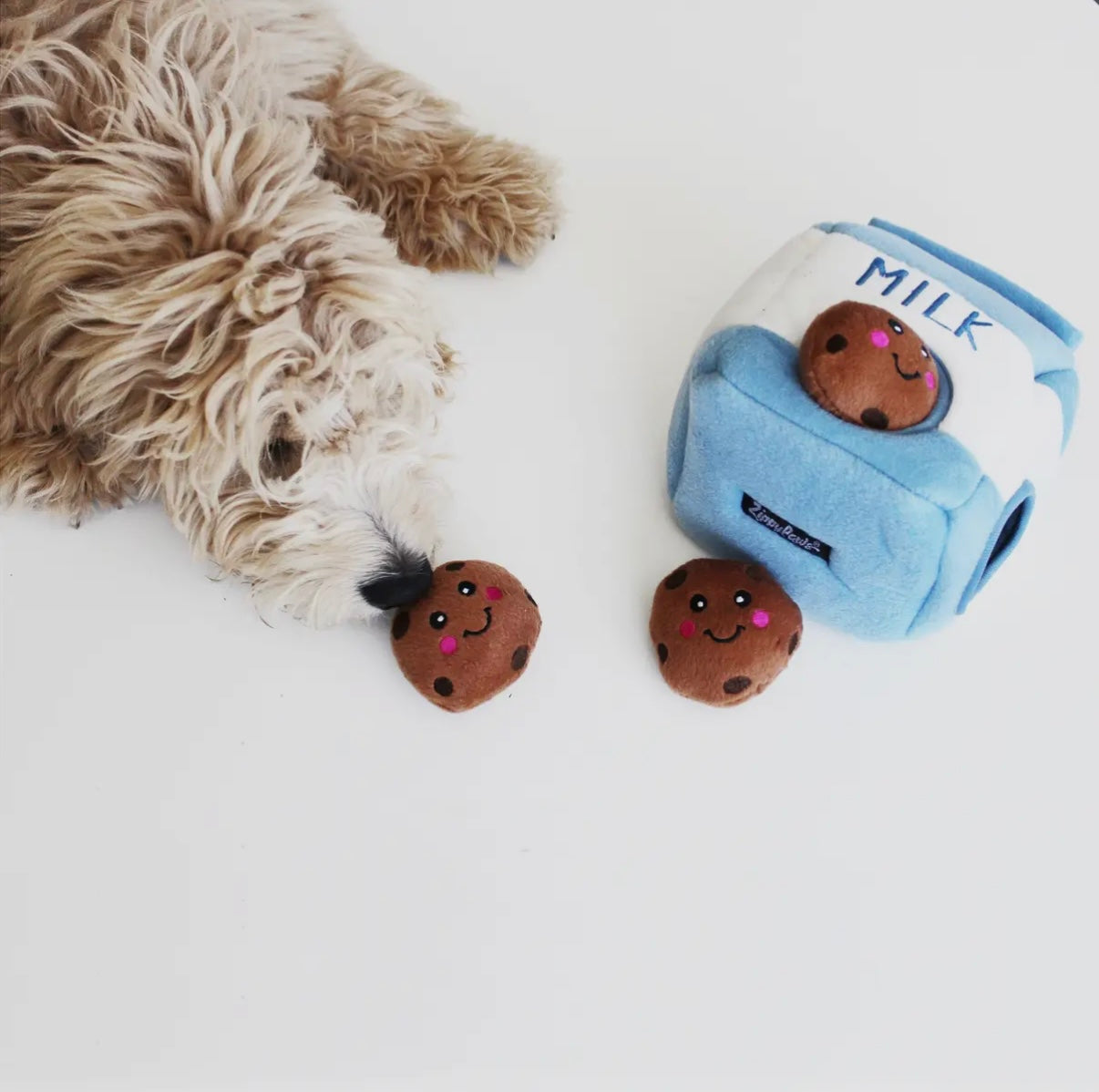 Hundespielzeug mit Milch und Keksen
