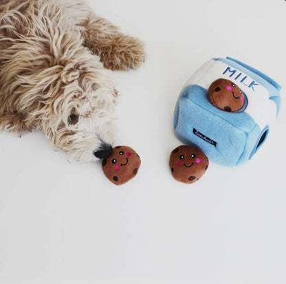Hundespielzeug mit Milch und Keksen