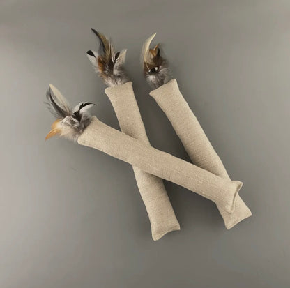 Katzenspielzeug aus Hanfstoff und Federn mit Katzenminze